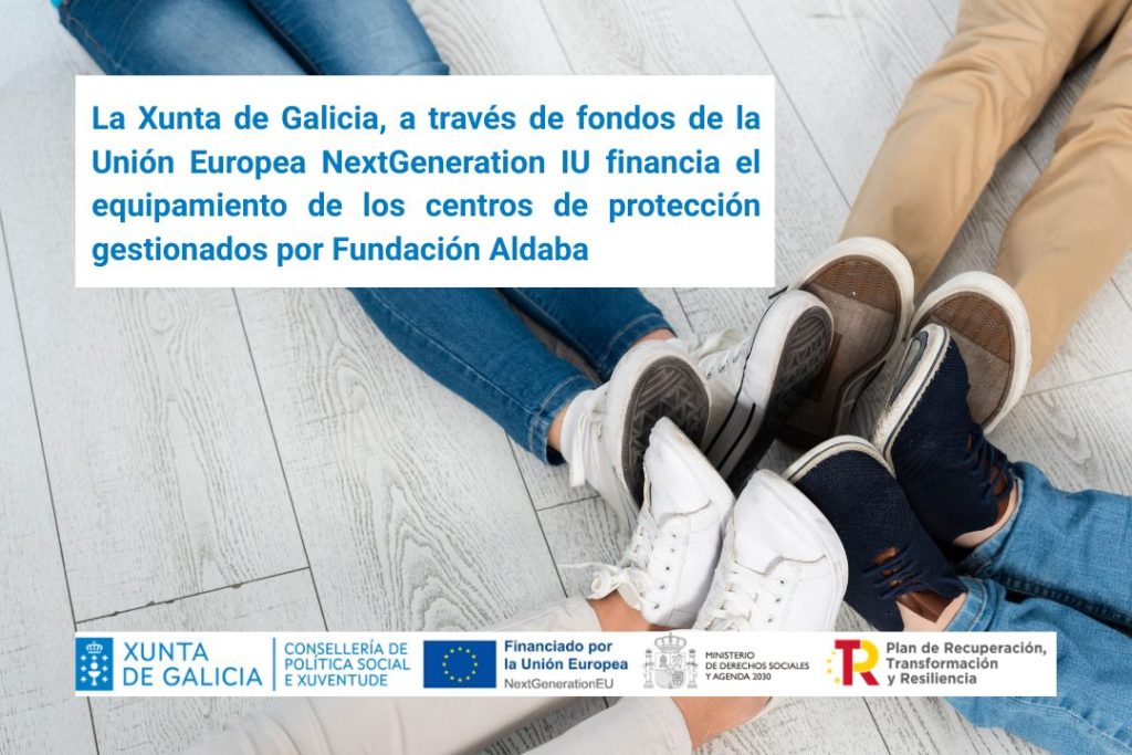 Foto de piernas de jóvenes que se juntan