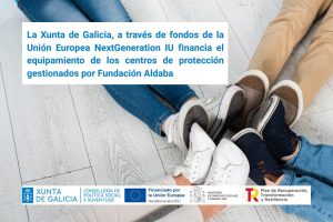 Foto de piernas de jóvenes que se juntan