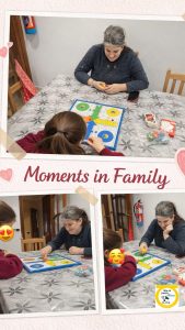 Mujer y niña jugando al parchís